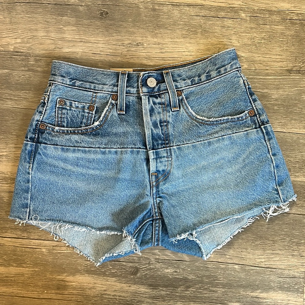 Nwt Levi button up jean shorts size 24
